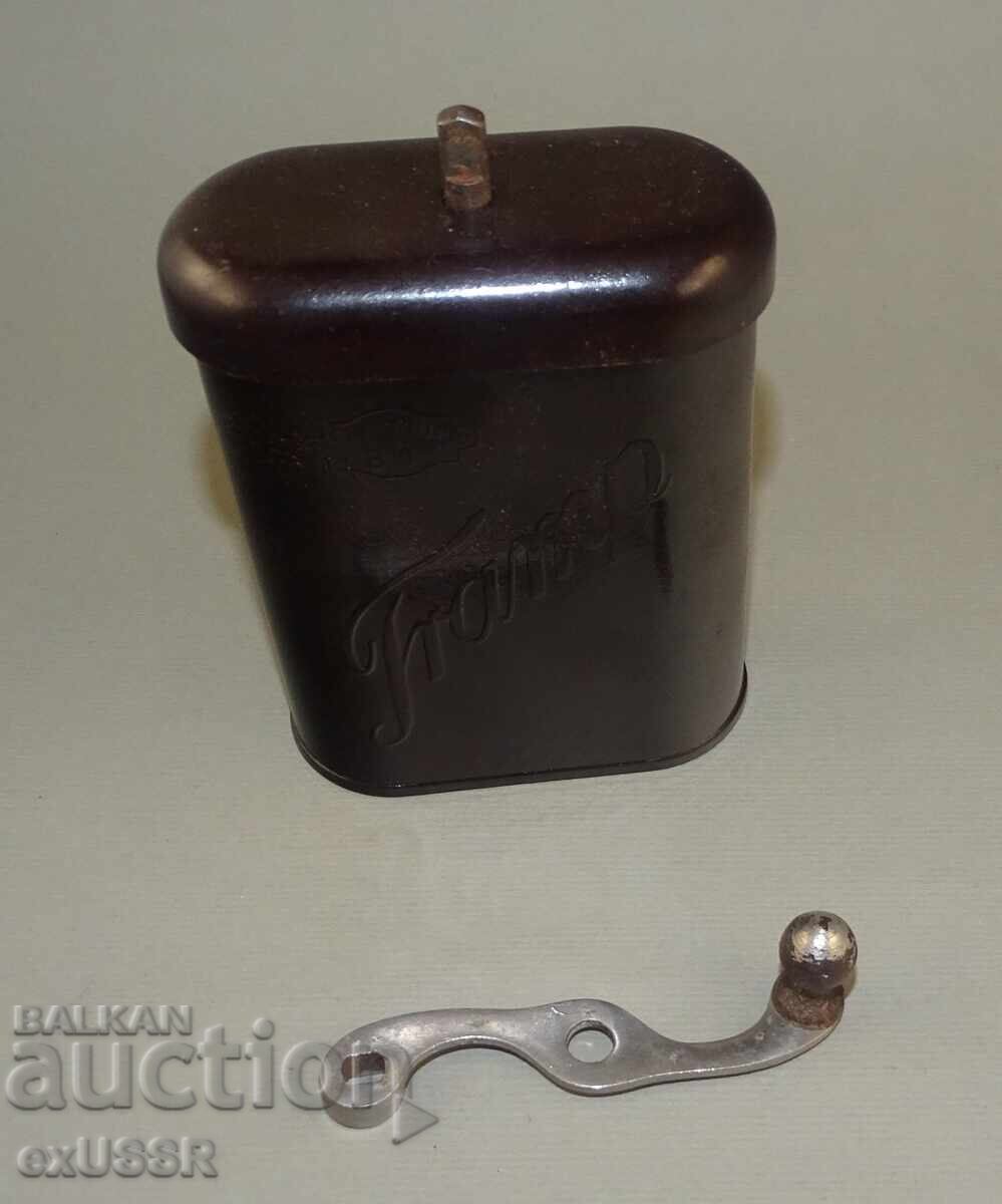 Стара бакелитова мелничка за кафе подправки Tramp ,мелница с цена € 20.34 | 39.78 лв.