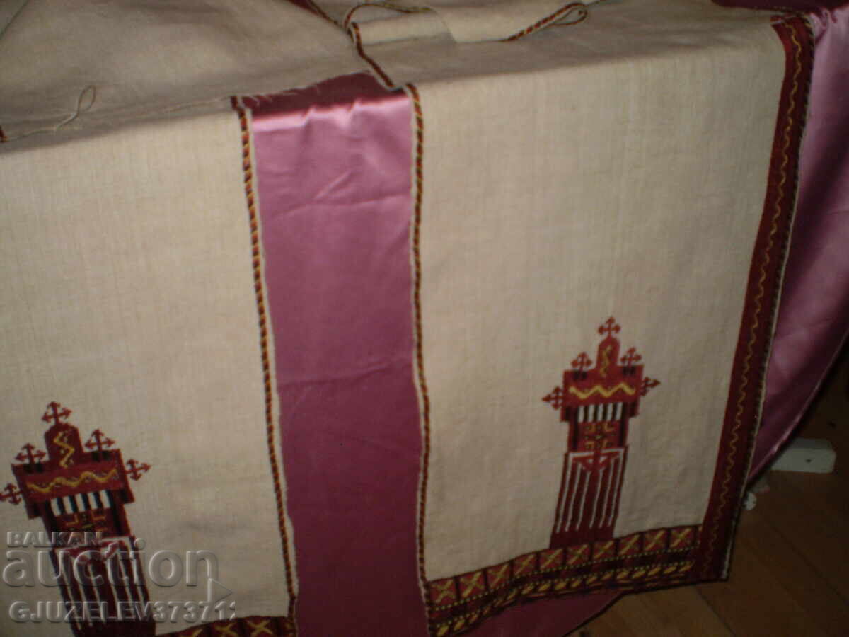 Δημοπρασία Σετ από δύο χειροποίητες κεντημένες κουρτίνες με κόκκινο κέντημα