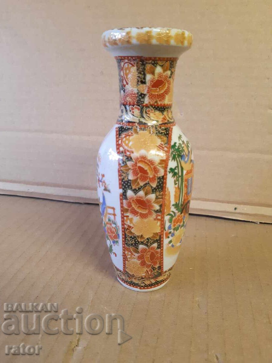 Παράδοση Παλιό κινέζικο πορσελάνινο βάζο. Πορσελάνη