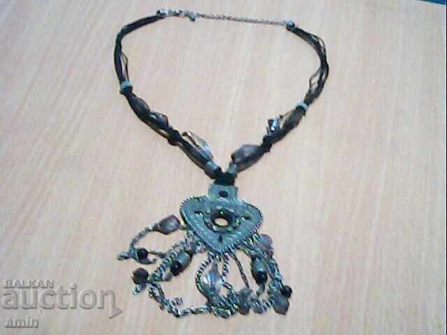 старо красиво посребрено колие