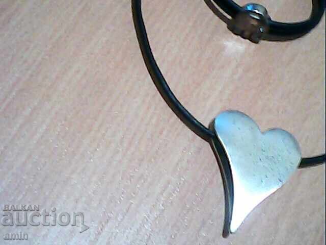 Colier vechi frumos argintat și brățară din piele cu elefant cu preț € 5.00 | 9.78 BGN