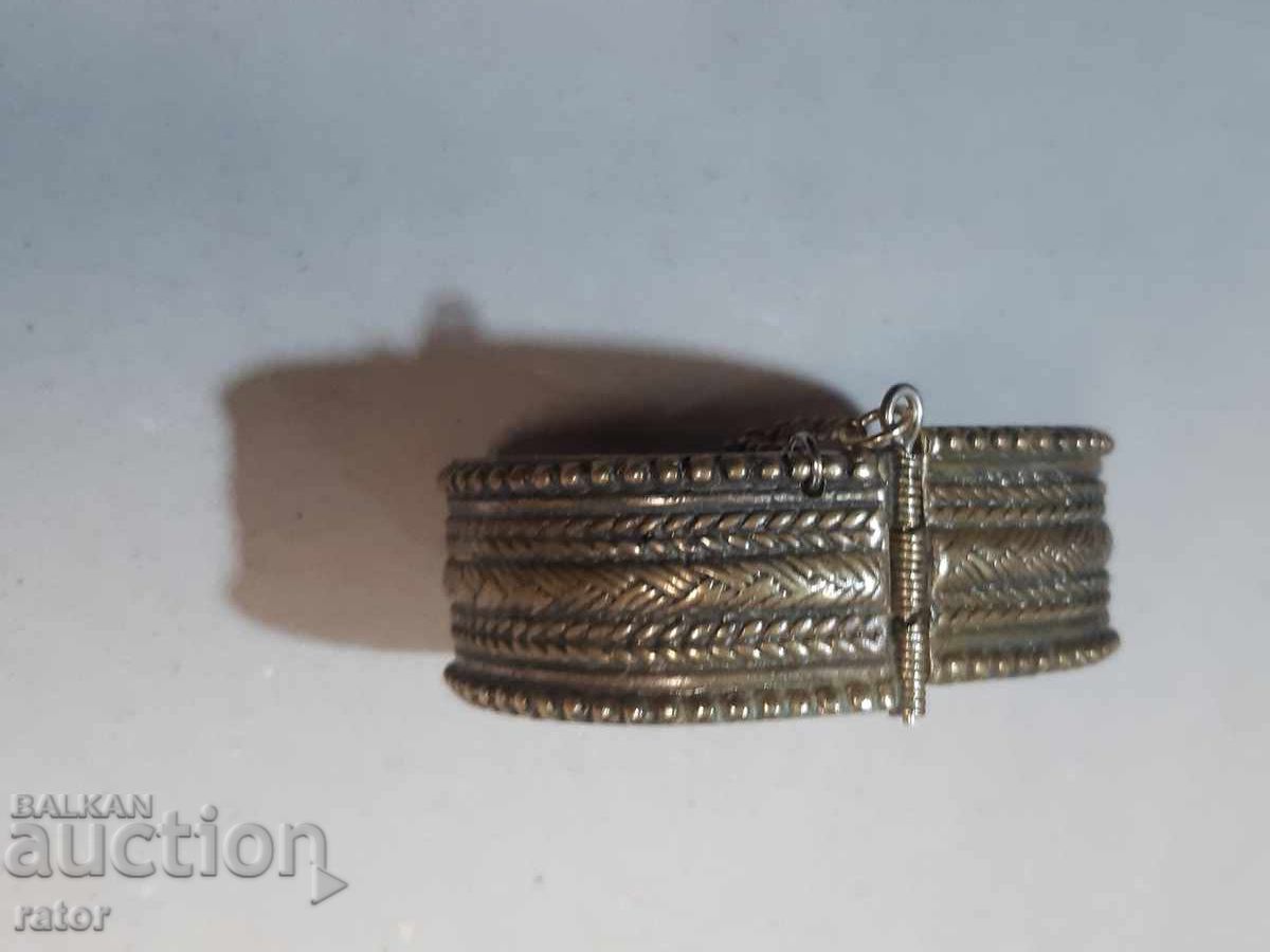 Стар накит възрожденски тип - бронзова гривна . Носия с цена € 14.99 | 29.32 лв.