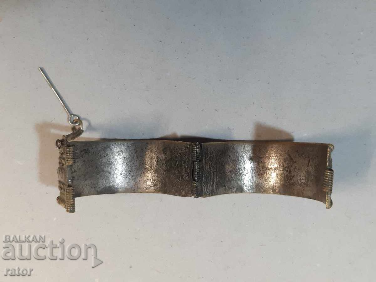 Стар накит възрожденски тип - бронзова гривна . Носия - 5