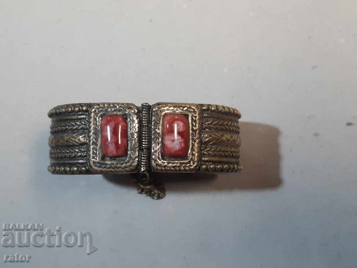 Стар накит възрожденски тип - бронзова гривна . Носия