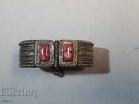 Стар накит възрожденски тип - бронзова гривна . Носия