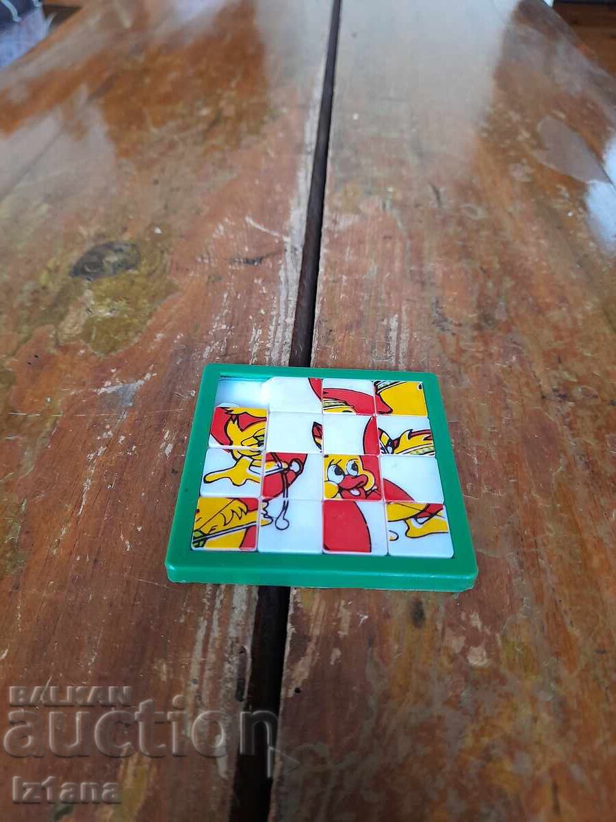 Ένα παλιό παιδικό παιχνίδι, στοίβαξη πλακιδίων, στοίβαξη