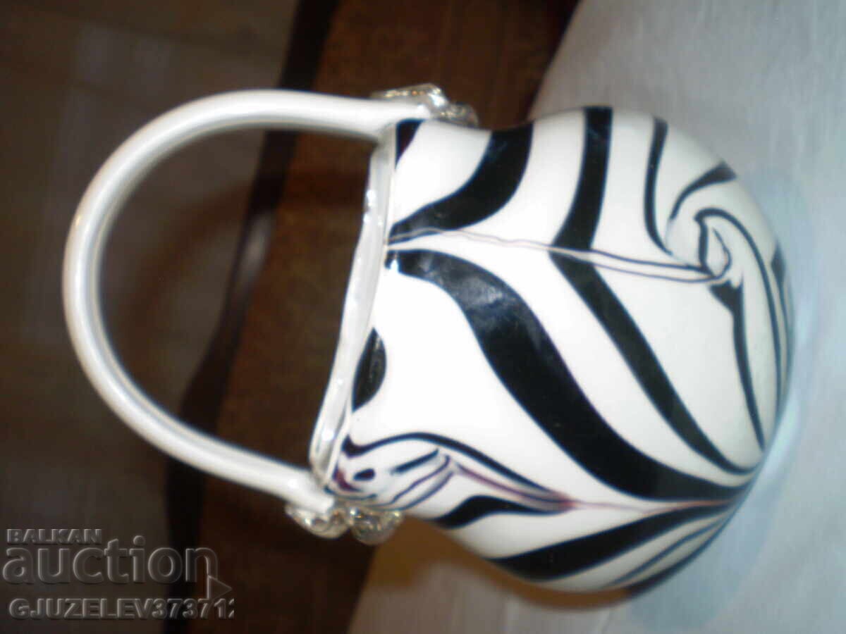 Vază-cupă din sticlă cu mâner, realizată din sticlă dublu stratificată cu preț € 69.00 | 134.95 BGN Vază-cupă din sticlă cu mâner, realizată din sticlă dublu stratificată cu preț € 69.00 | 134.95 BGN