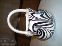 Γυάλινο βάζο-κούπα με χερούλι, κατασκευασμένο από δίχρωμο γυαλί