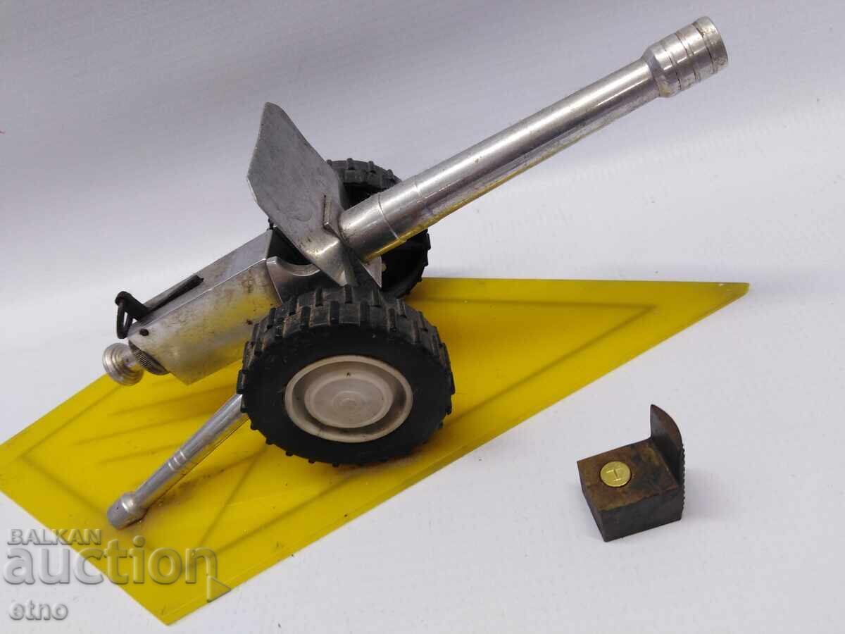 Licitație TUN, OBIECT DE ARTILERIE GĂLĂGIOS, CÂINE DE VÂNĂTOARE CU CAPSE DE VÂNĂTOARE, PISTOL, OSA