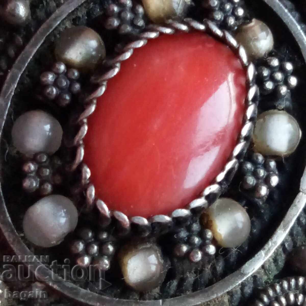 Pandantiv-broșă unicat din argint cu corali cu preț € 30.00 | 58.68 BGN