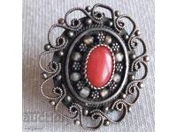 Уникална сребърна медальон-брошка с корали.