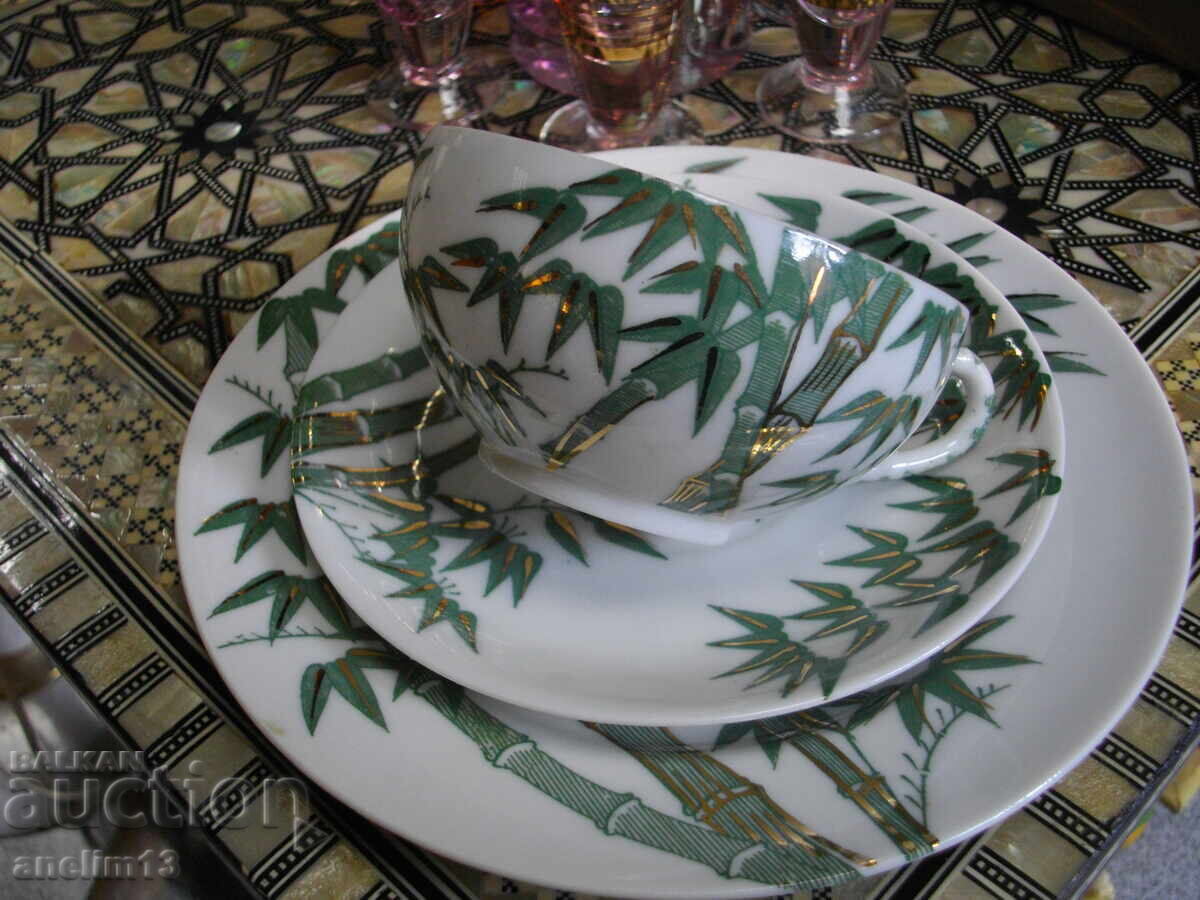 Доставка на ТРОЕН СЕТ ПОРЦЕЛАНОВА ЧАШКА И ЧИНИЙКИ