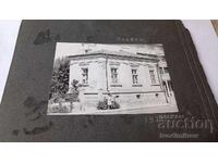 Fotografie Plevna Tânăr și tânără în fața unei case cu un etaj 1971