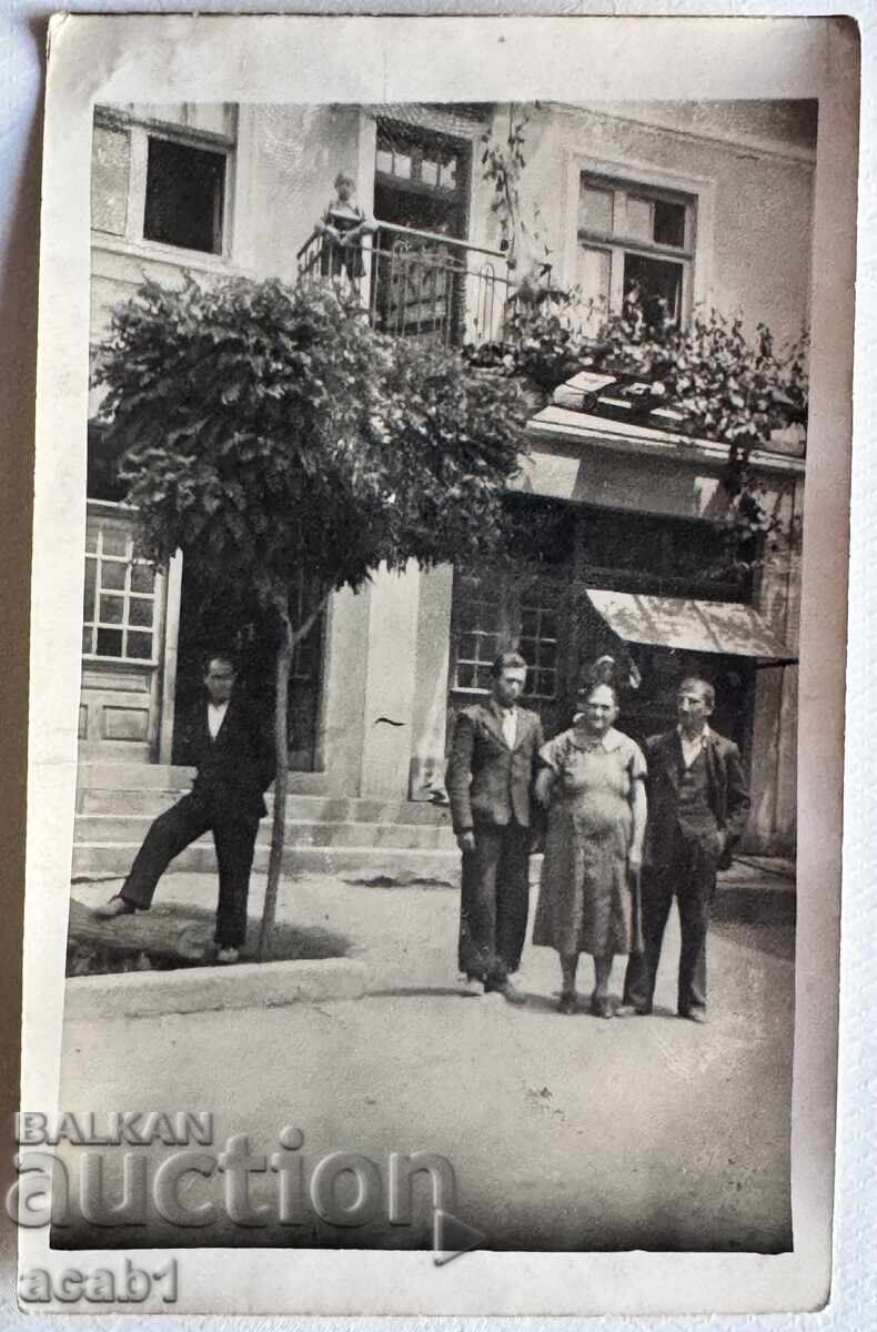 Στο δρόμο μπροστά από το μαγαζί Στο δρόμο μπροστά από το μαγαζί