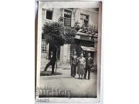 Στο δρόμο μπροστά από το μαγαζί