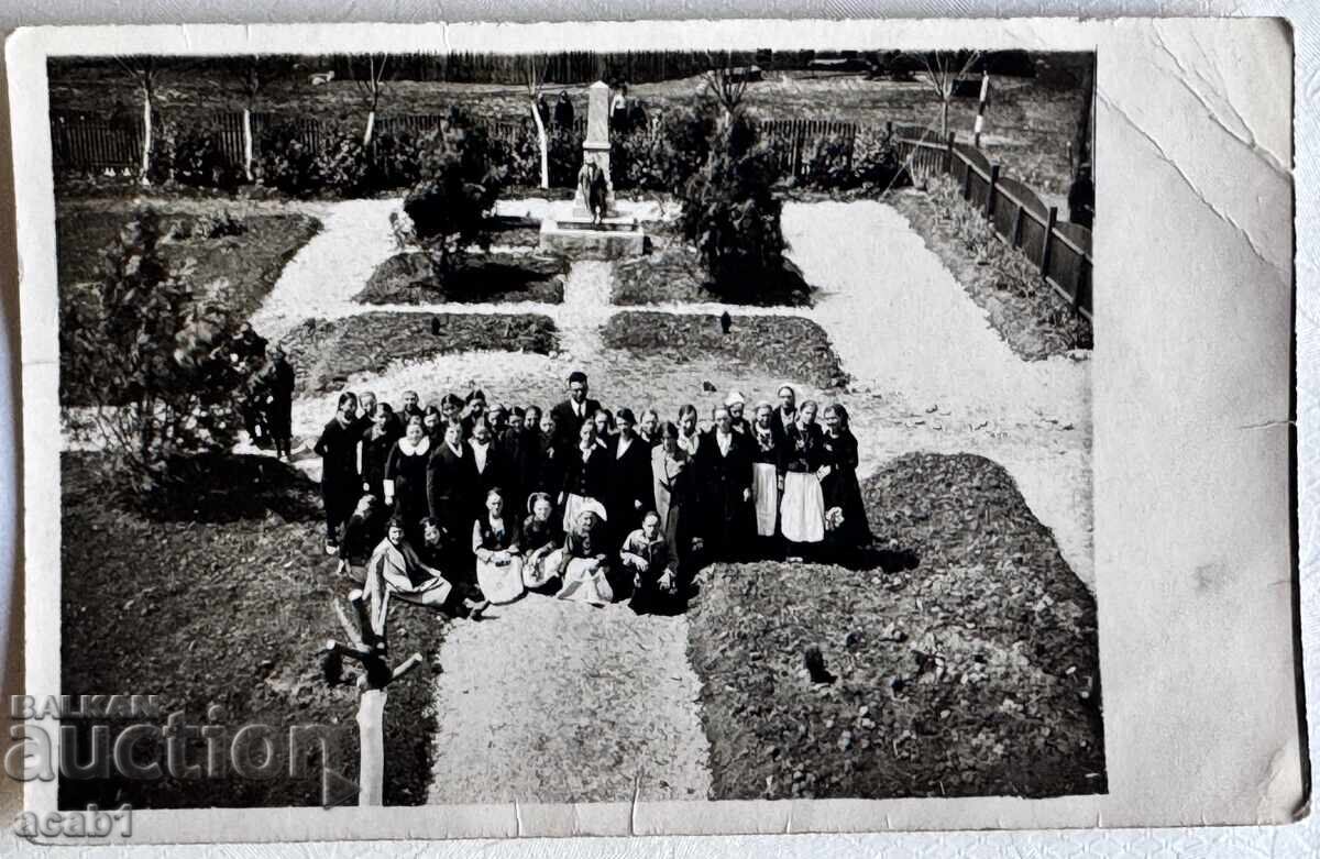 For a Classy Remembrance at the Monument For a Classy Remembrance at the Monument