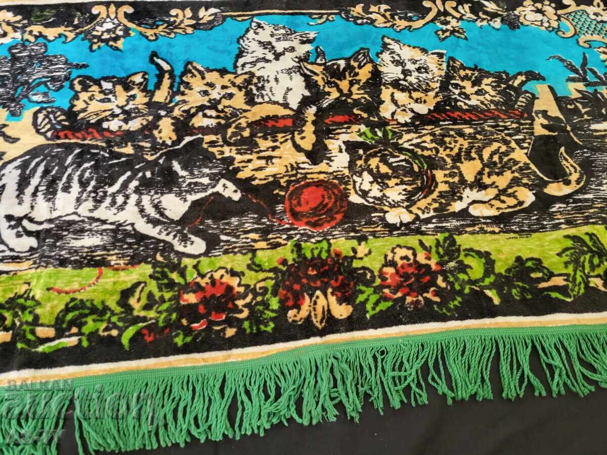 Плюшен ковьор котета с цена € 29.00 | 56.72 лв.