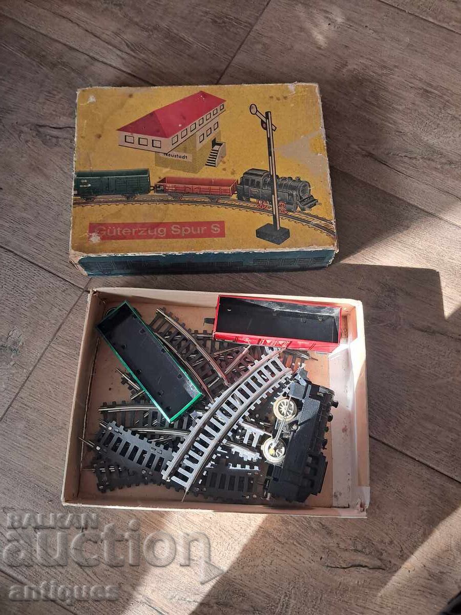 Παλιό γερμανικό τρένο με ράγες