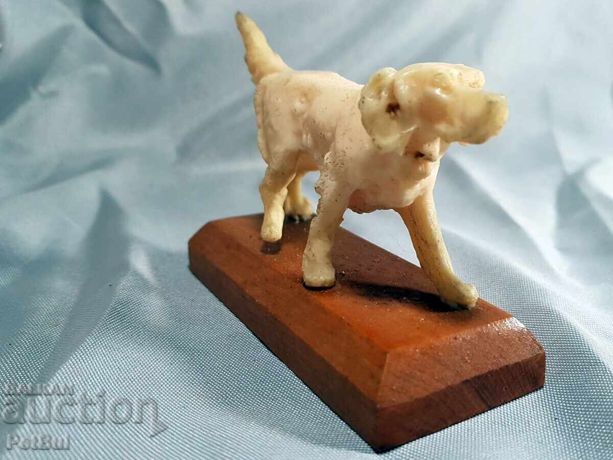 Auction Hunting Dog Figurine on Wooden Base Auction Hunting Dog Figurine on Wooden Base