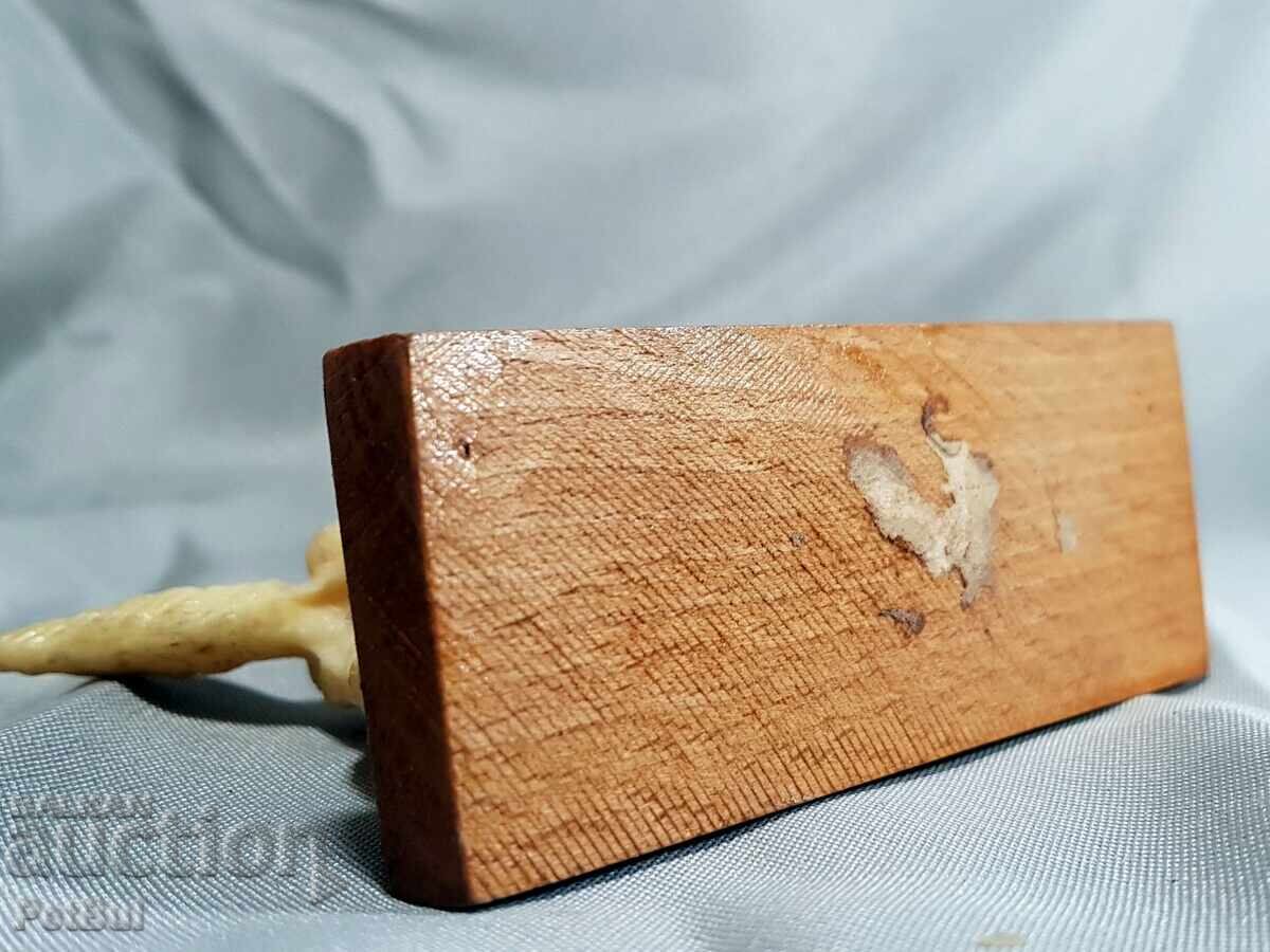 Delivery of Hunting Dog Figurine on Wooden Base Delivery of Hunting Dog Figurine on Wooden Base