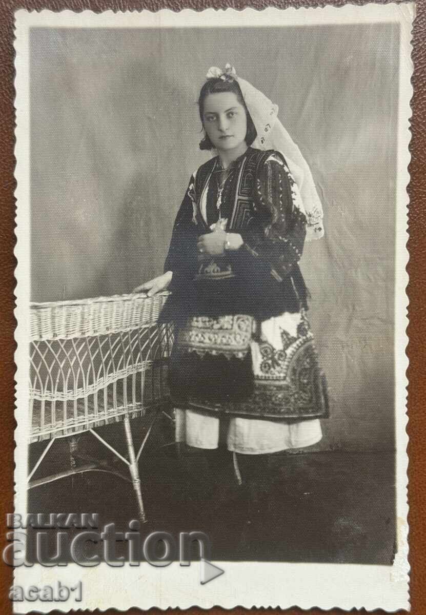 Γκόρνα Τζουμάγια Κορίτσι σε Τυπική Μακεδονική Φορεσιά