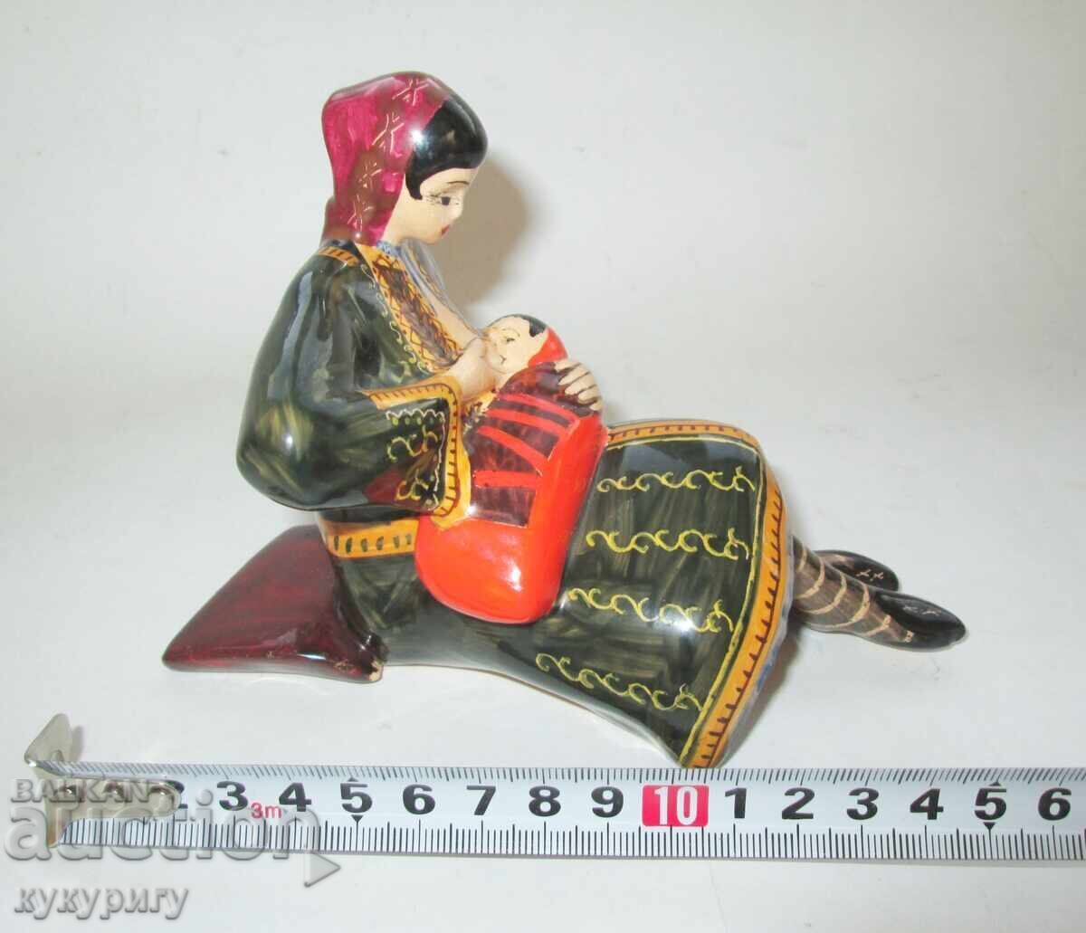 Statuetă ceramică veche, figură Mamă cu costum popular alăptează bebeluș - 5 Statuetă ceramică veche, figură Mamă cu costum popular alăptează bebeluș - 5