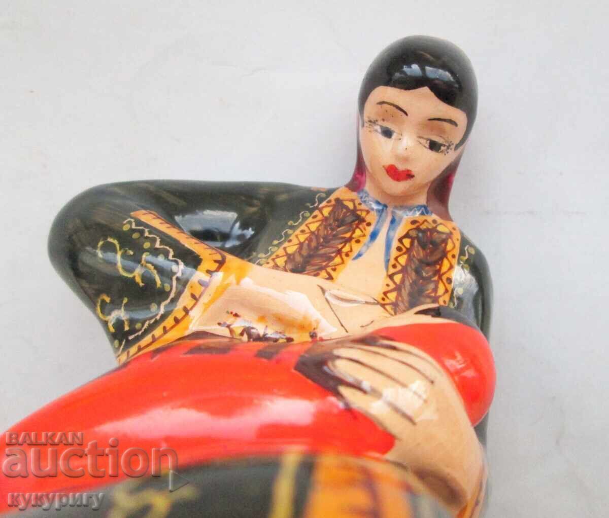 Statuetă ceramică veche, figură Mamă cu costum popular alăptează bebeluș - 7 Statuetă ceramică veche, figură Mamă cu costum popular alăptează bebeluș - 7