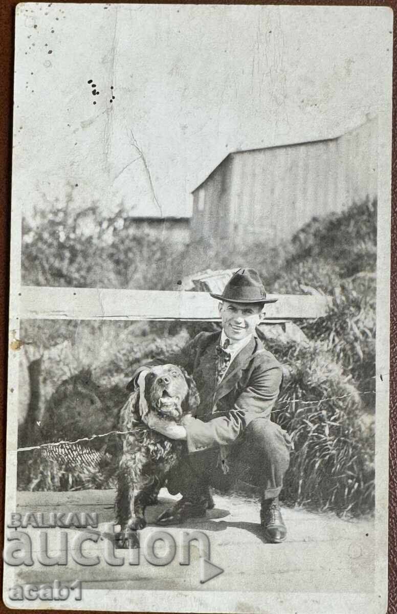 Prieten credincios, bărbat și câine