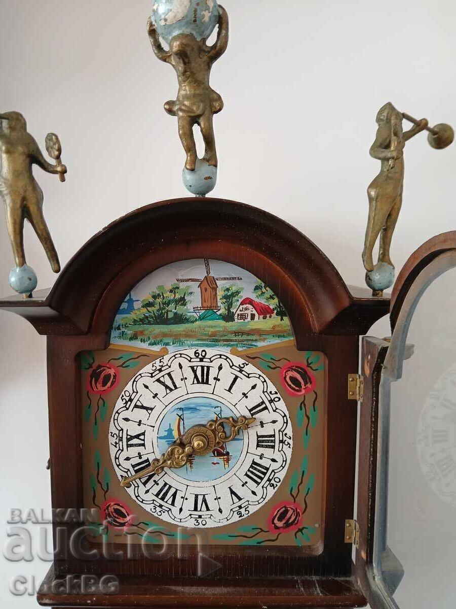 Ceas de perete mecanic olandez cu figură Atlas și trompetă cu preț € 99.00 | 193.63 BGN