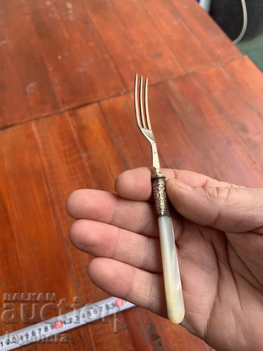 Furculiță argintată sidef veche - Anglia cu preț € 9.00 | 17.60 BGN