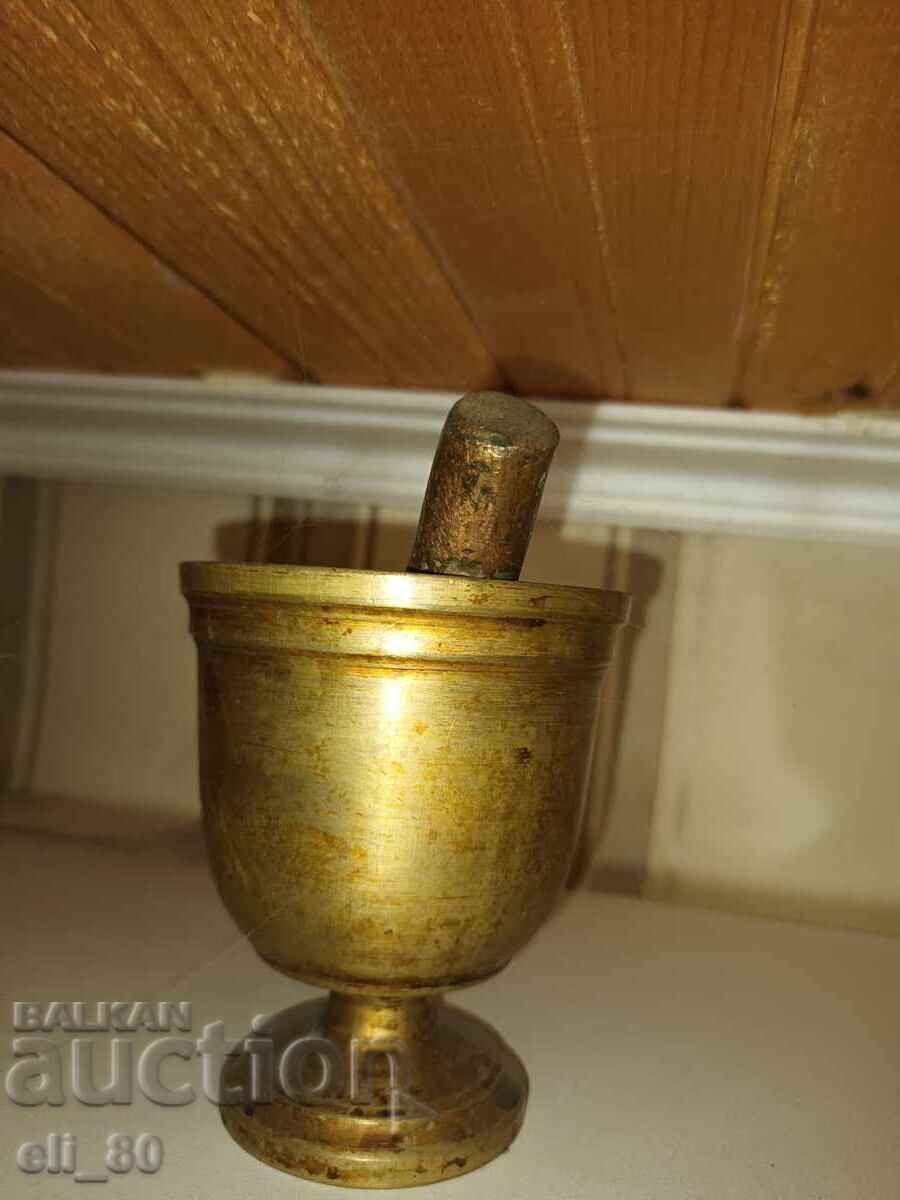 Παλιό ορειχάλκινο γουδί με γουδοχέρι