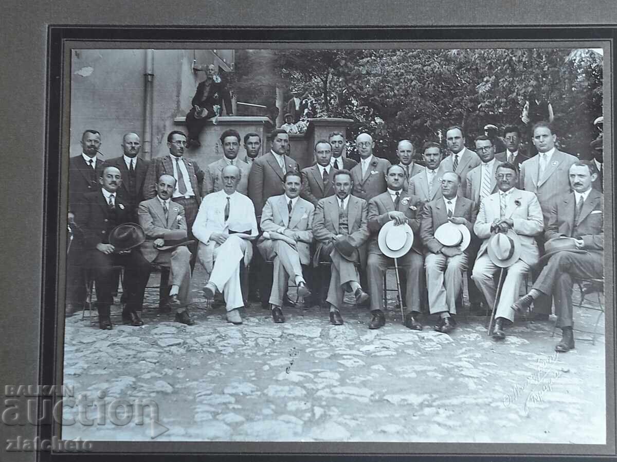 Livrarea Lot de două fotografii vechi pe carton - Livrarea Lot de două fotografii vechi pe carton -