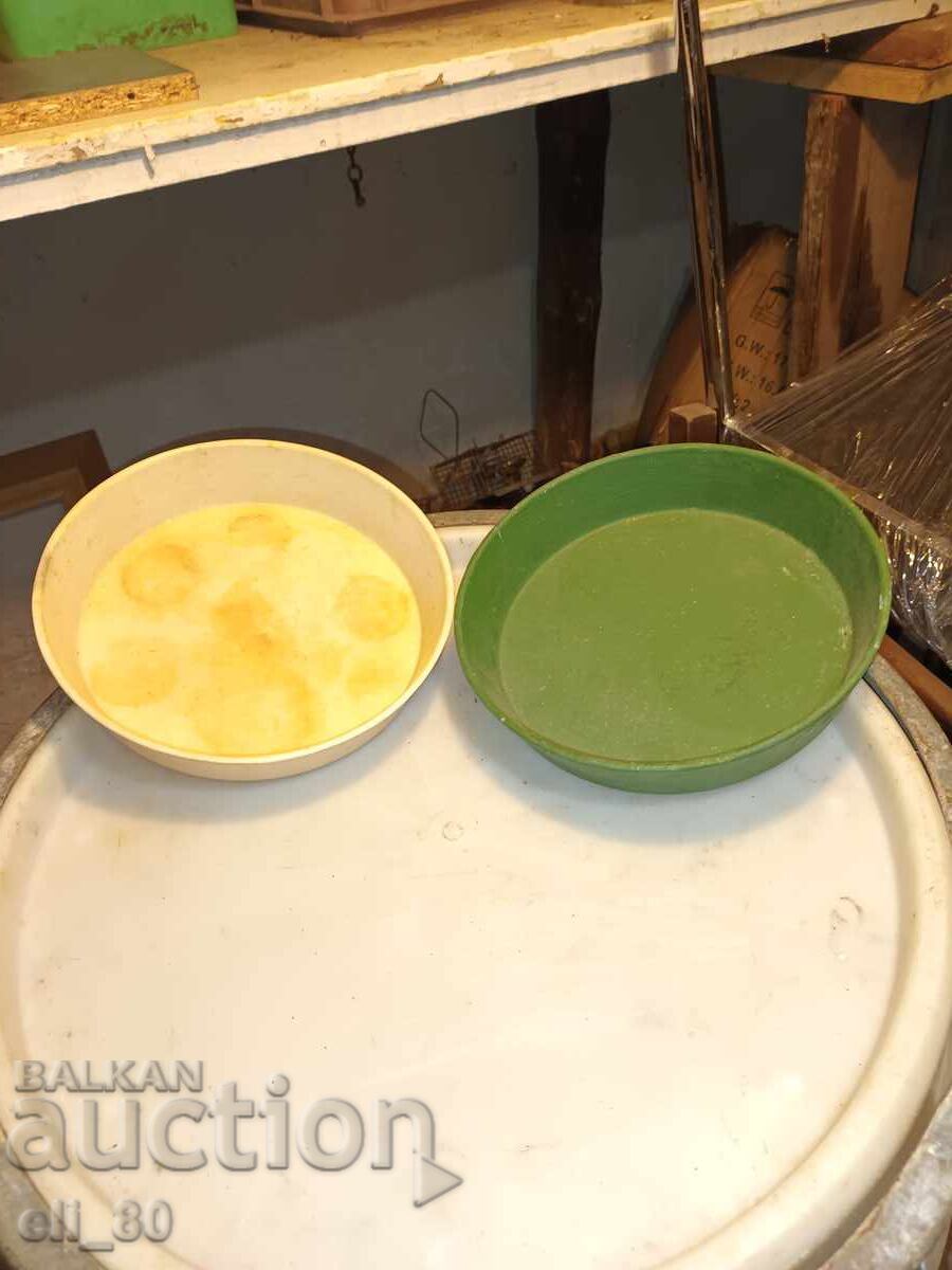 Scale pans for a balance scale