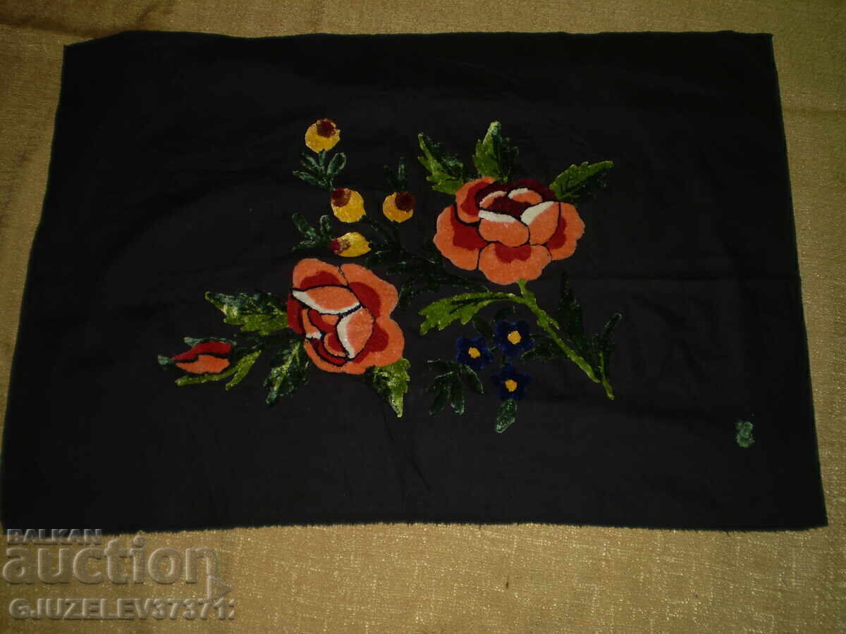 Παλιά κέντημα σε μαύρο φόντο, ανθοδέσμη λουλουδιών με τιμή € 49.00 | 95.84 BGN