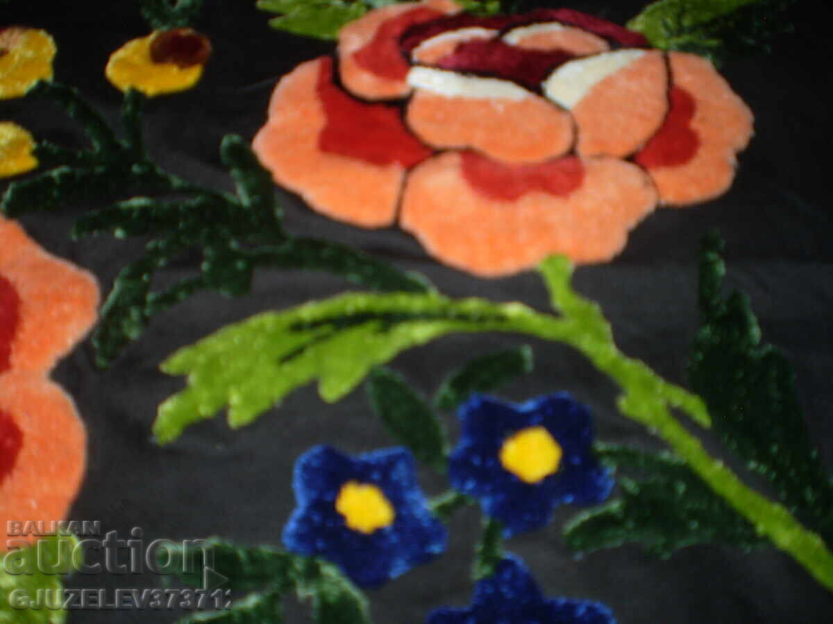 Παράδοση Παλιά κέντημα σε μαύρο φόντο, ανθοδέσμη λουλουδιών