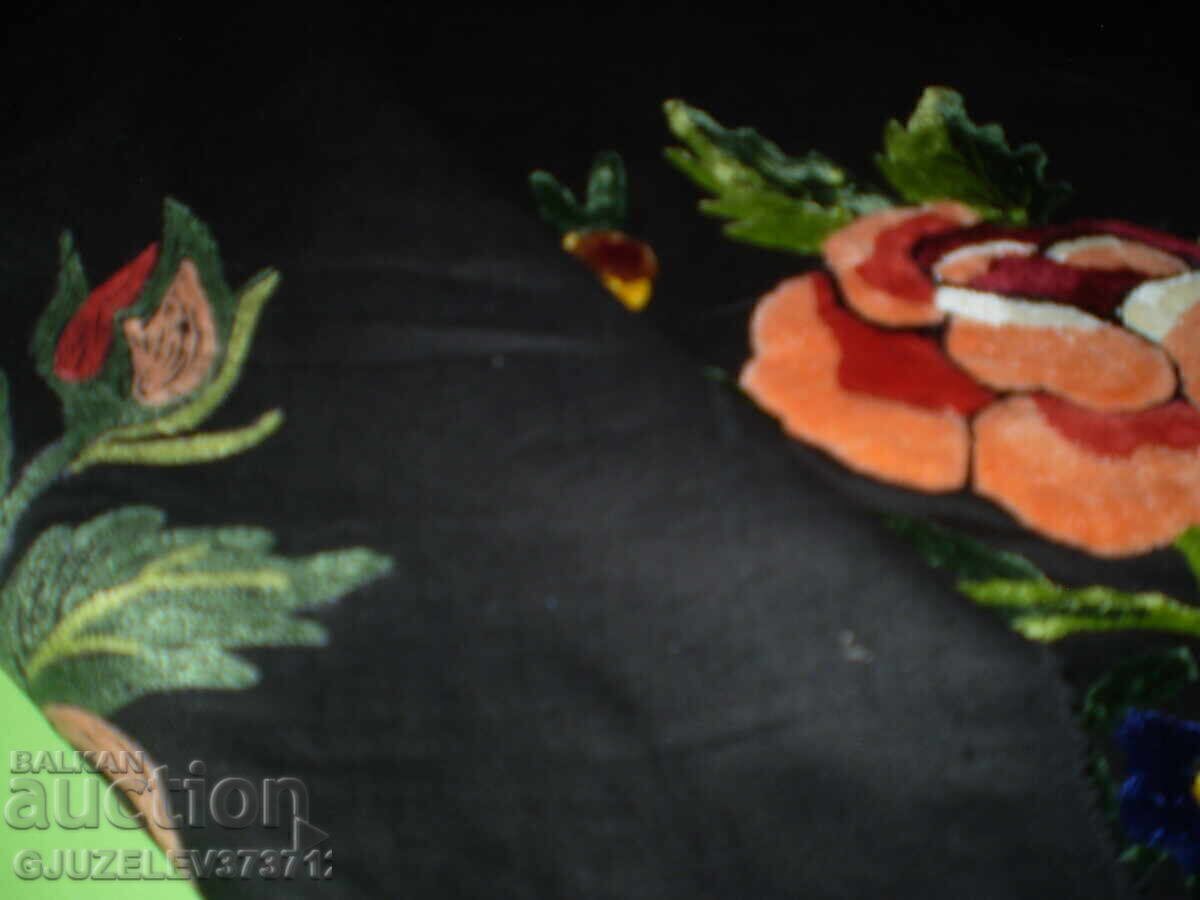 Παλιά κέντημα σε μαύρο φόντο, ανθοδέσμη λουλουδιών - 5