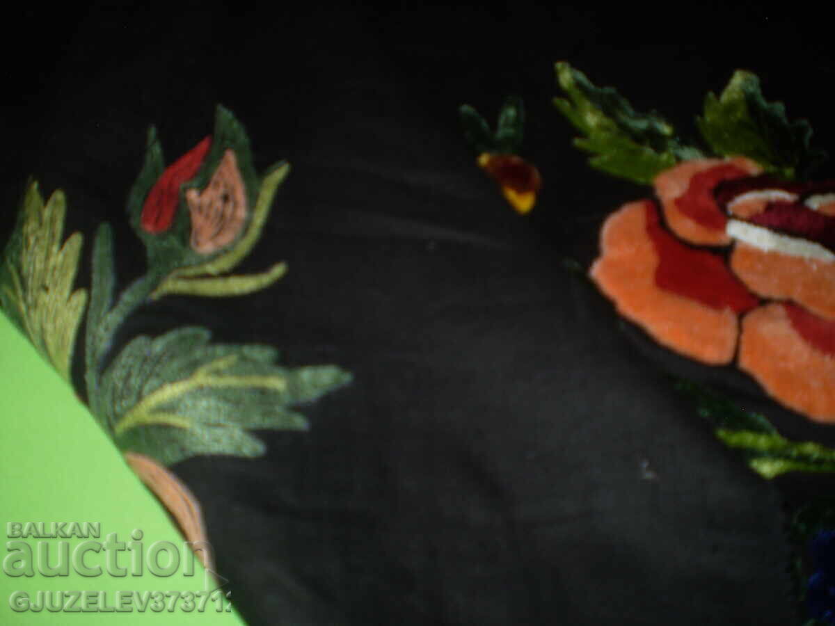 Παλιά κέντημα σε μαύρο φόντο, ανθοδέσμη λουλουδιών - 7