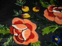 Παλιά κέντημα σε μαύρο φόντο, ανθοδέσμη λουλουδιών