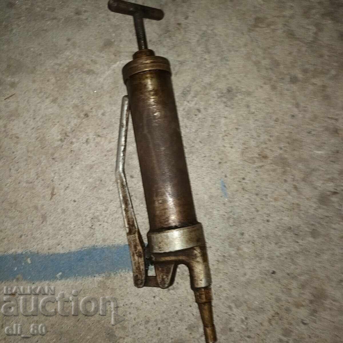 Grease fitting. Working grease gun