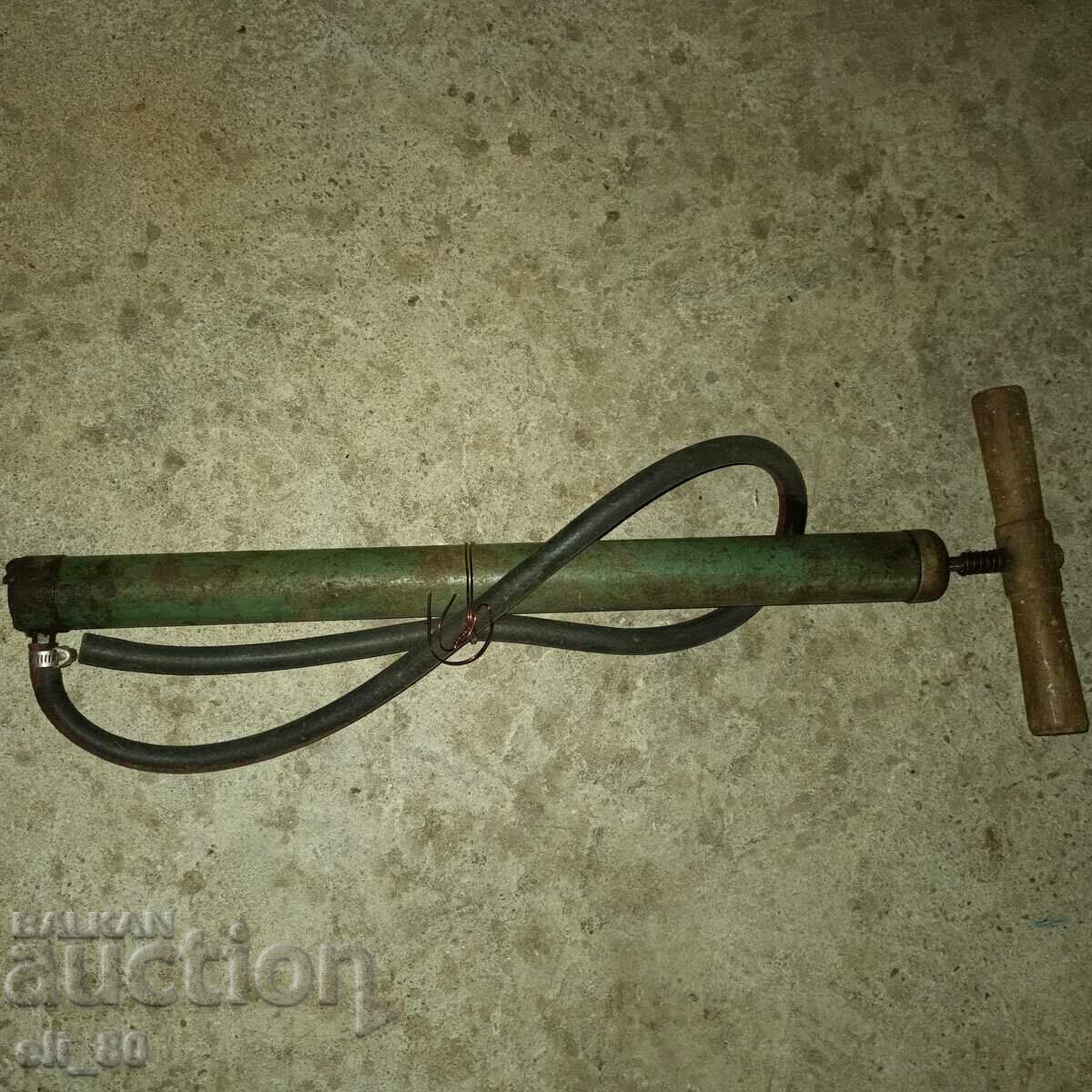 Pompă mare de la o mașină retro Pompă mare de la o mașină retro