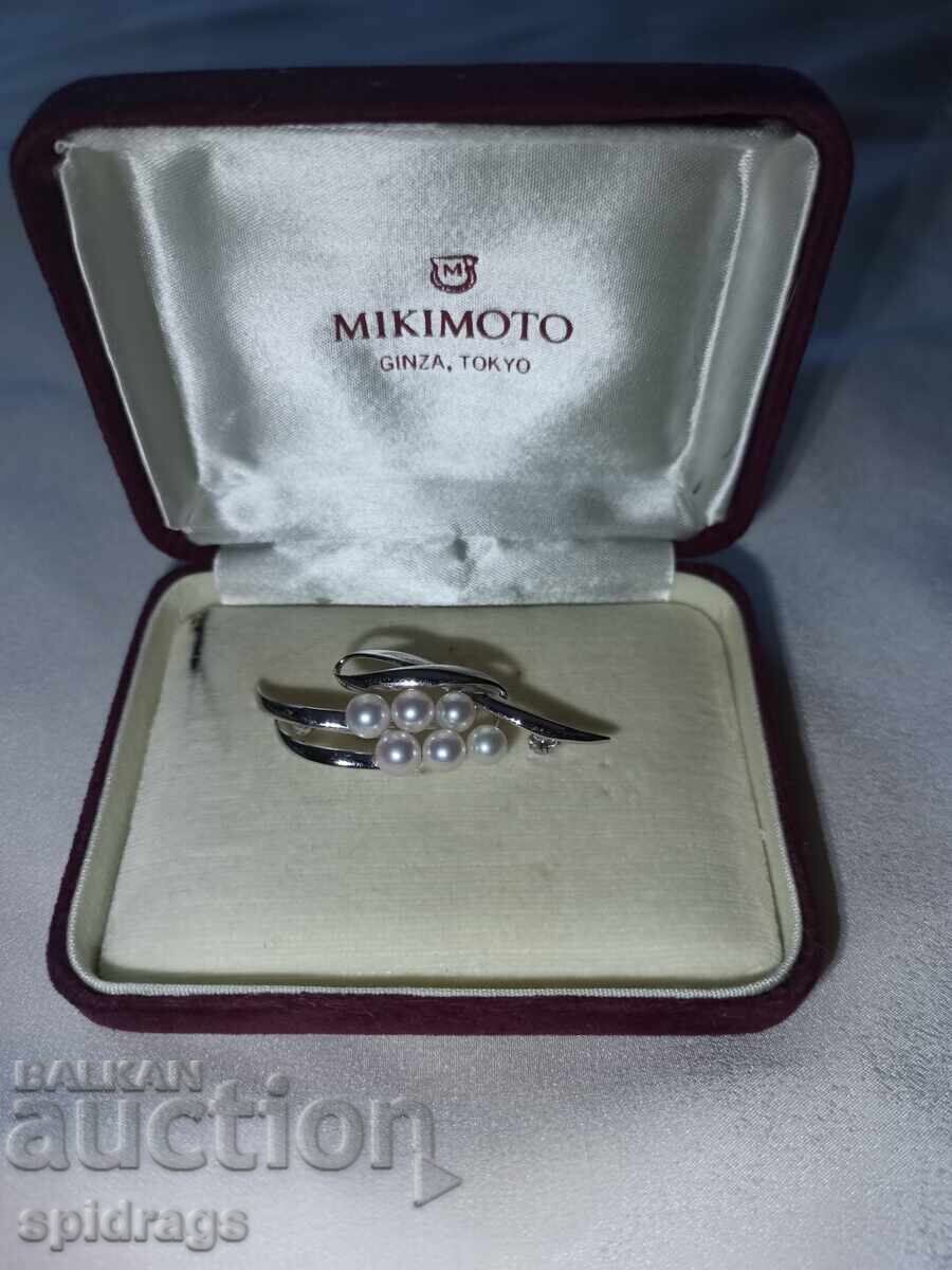 Broșă de argint Mikimoto cu perle în cutie originală de catifea cu preț € 300.00 | 586.75 BGN