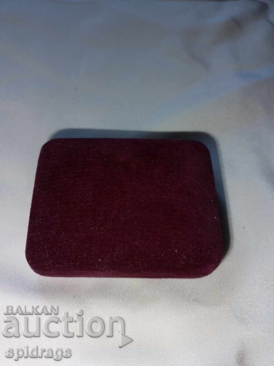 Аукцион Сребърна брошка Mikimoto с перли в оригинална кадифена кутия