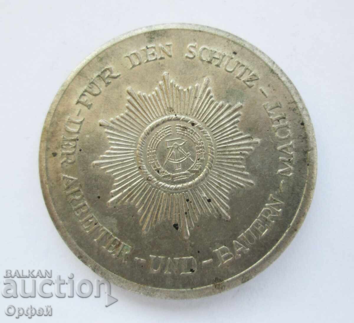 Republica Democrată Germană, medalie de masă veche, placă, Pentru protecția muncitorilor cu preț € 10.00 | 19.56 BGN