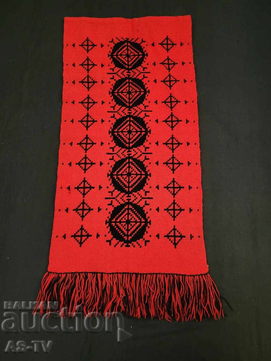 Διπλής όψης μάλλινο χαλί με τιμή € 20.00 | 39.12 BGN