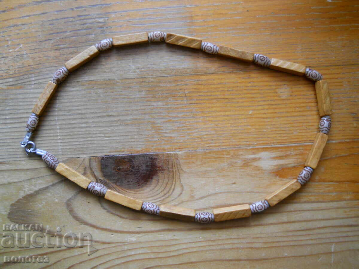Ινδονησιακό κολιέ από ξύλο και χαραγμένα χάντρα από κόκκαλο με τιμή € 10.00 | 19.56 BGN