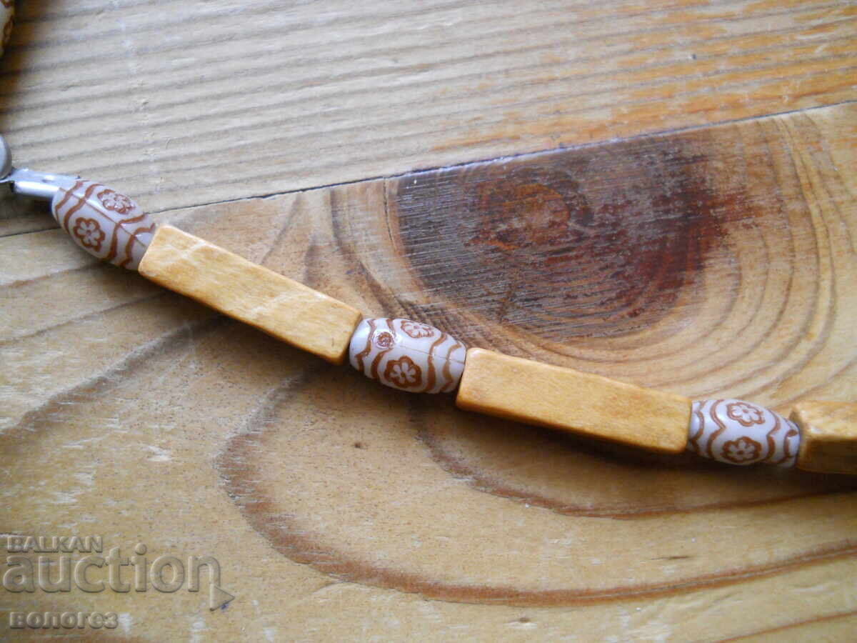 Δημοπρασία Ινδονησιακό κολιέ από ξύλο και χαραγμένα χάντρα από κόκκαλο