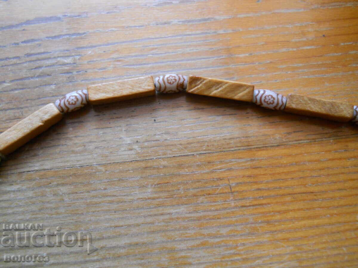 Παράδοση Ινδονησιακό κολιέ από ξύλο και χαραγμένα χάντρα από κόκκαλο