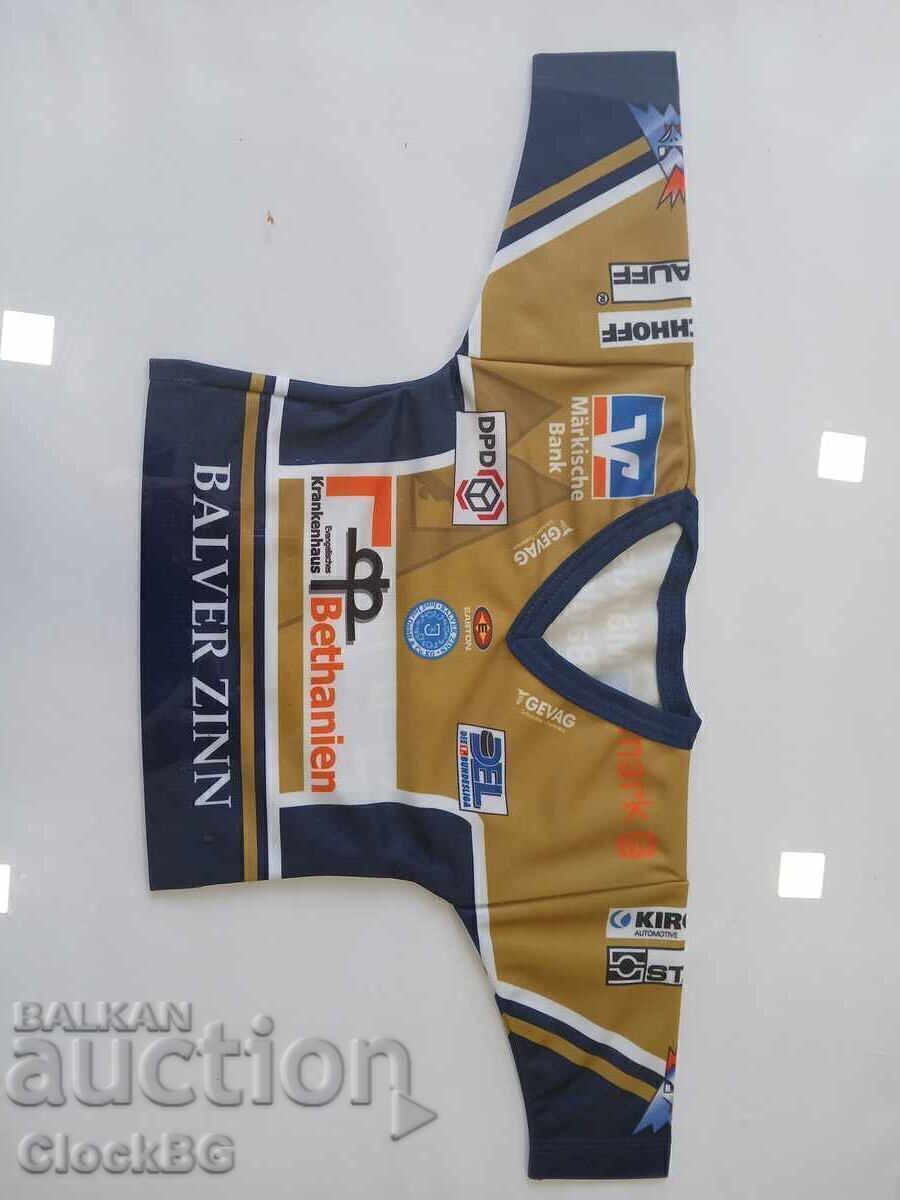Afisaj tricou de hochei pe gheață înrămat – Liga Germană DEL cu preț € 9.00 | 17.60 BGN Afisaj tricou de hochei pe gheață înrămat – Liga Germană DEL cu preț € 9.00 | 17.60 BGN