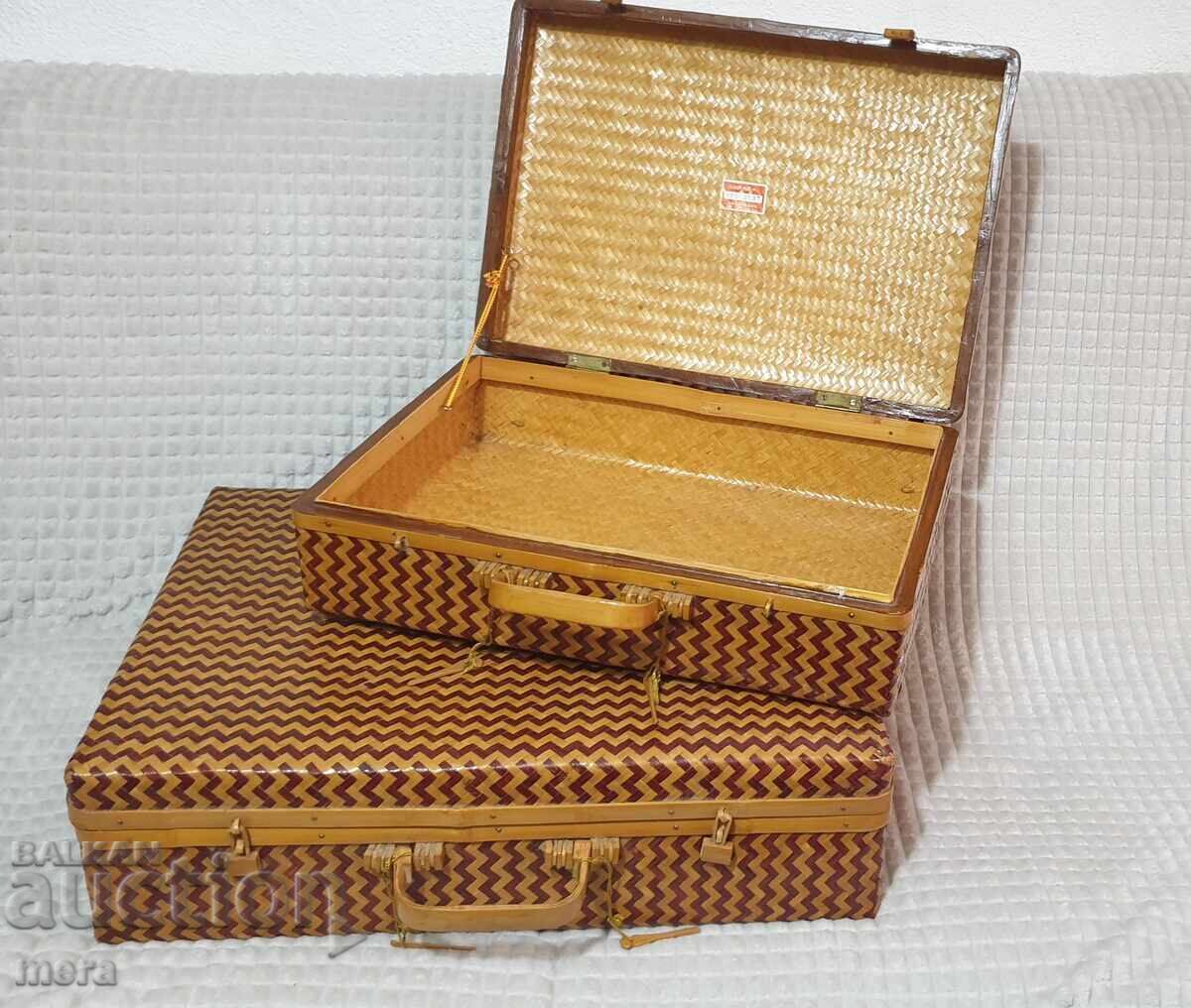 Livrarea Pereche de valize exotice împletite
