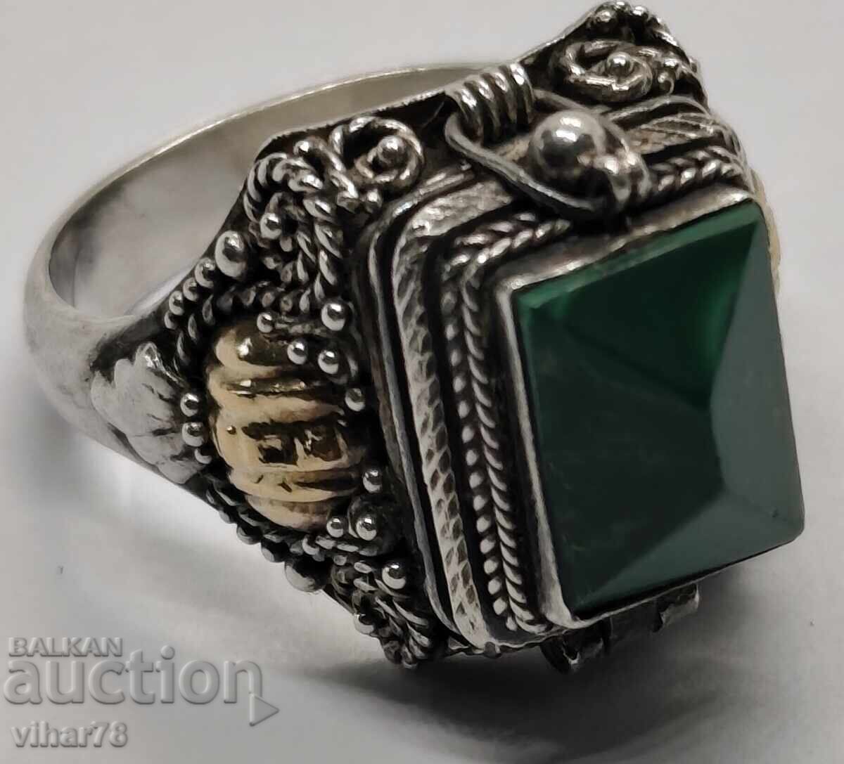 Inel de argint cu agat verde cu compartiment secret cu preț € 179.99 | 352.03 BGN